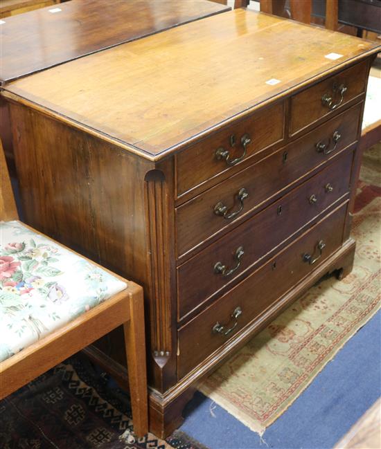 A George III mahogany chest of drawers 88cm